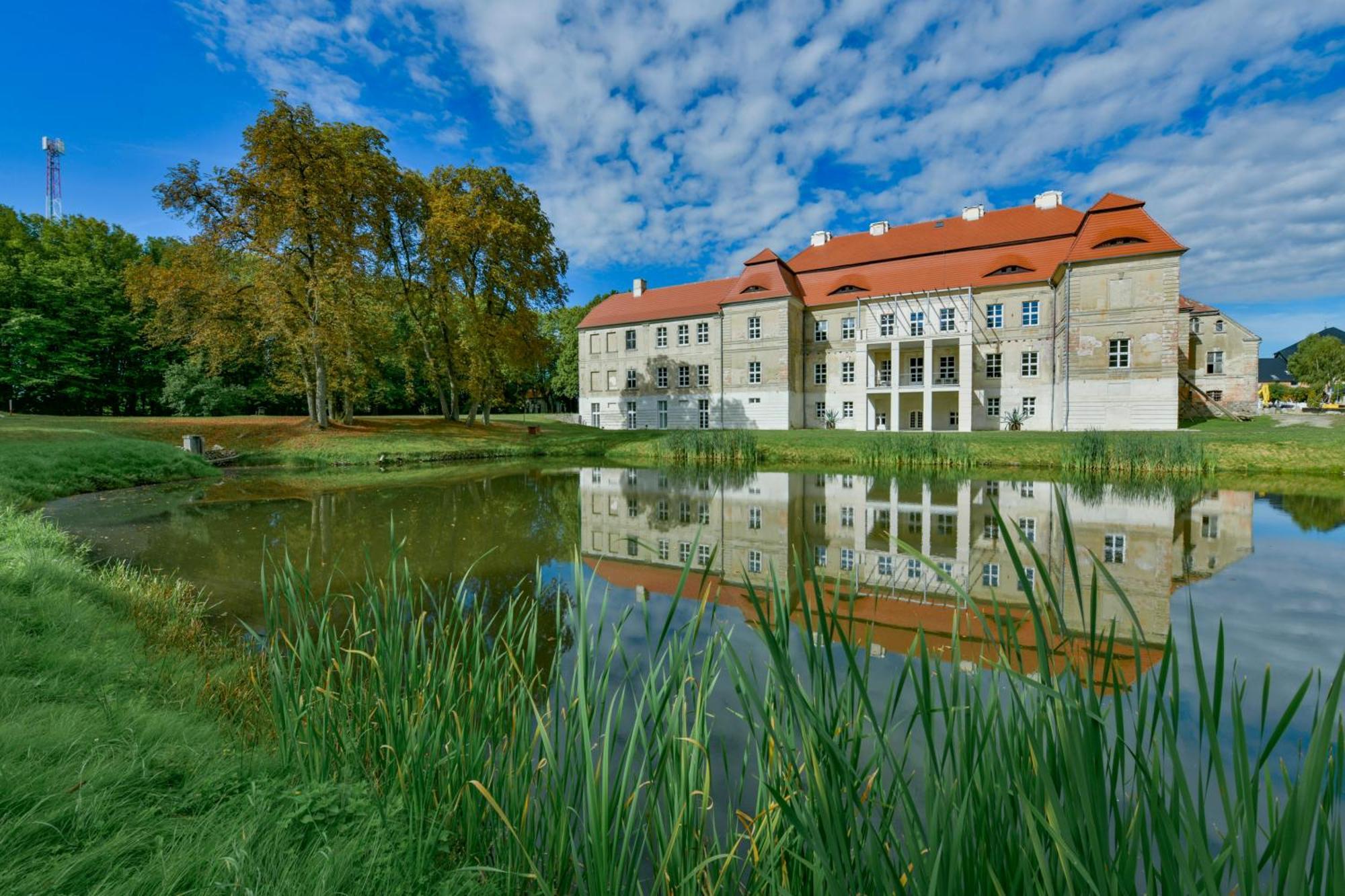 Palac Siemczyno Hotel Exterior photo